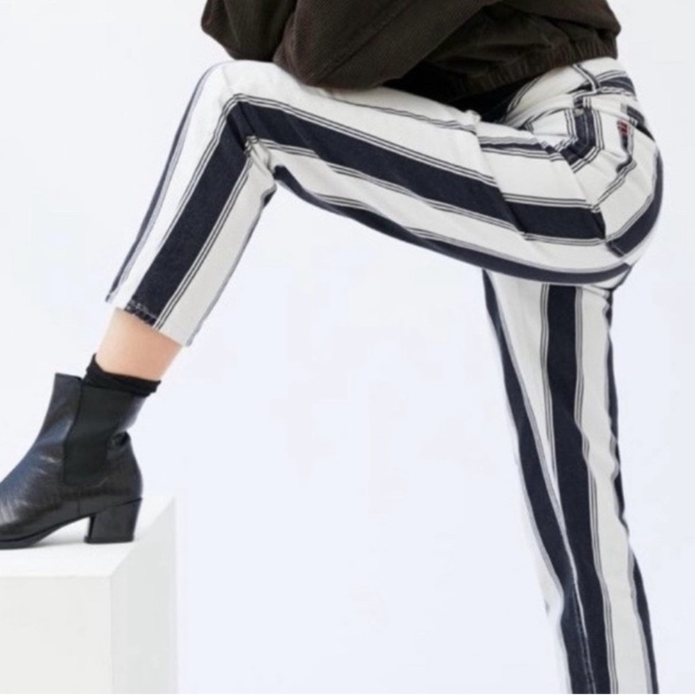Urban Outfitters - Black & White Striped BDG High-Waisted Mom Jean size 28